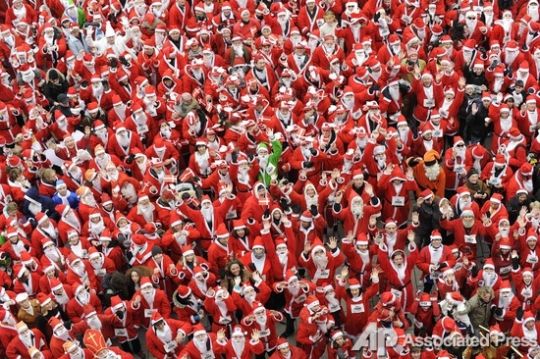 Santas took over the whole world (57 photos)