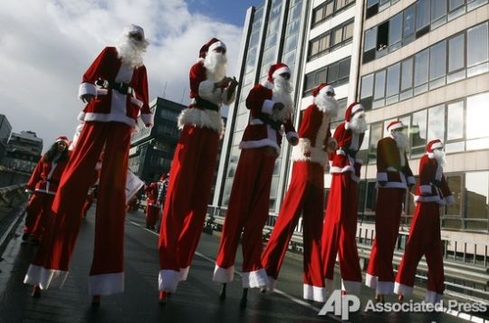 Santas took over the whole world (57 photos)
