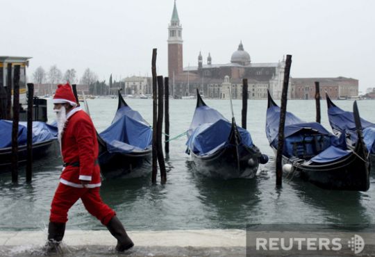 Santas took over the whole world (57 photos)