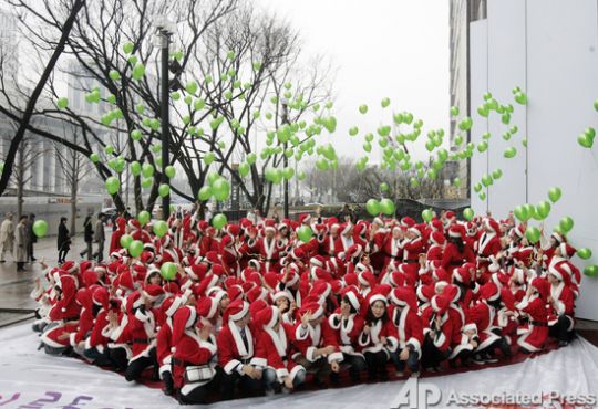 Santas took over the whole world (57 photos)
