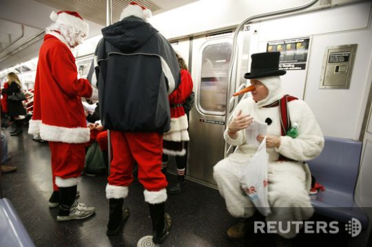 Santas took over the whole world (57 photos)