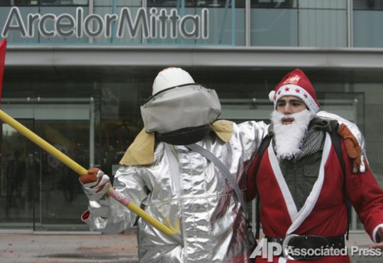 Santas took over the whole world (57 photos)