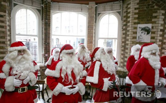 Santas took over the whole world (57 photos)
