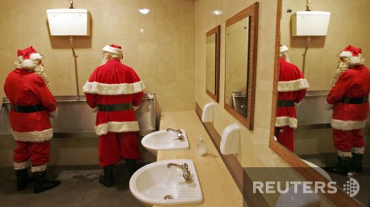 Santas took over the whole world (57 photos)