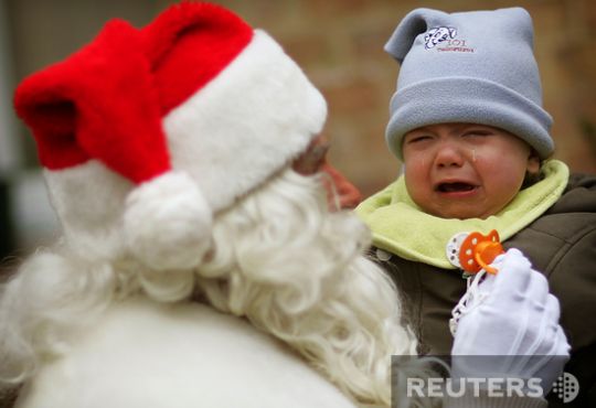 Santas took over the whole world (57 photos)