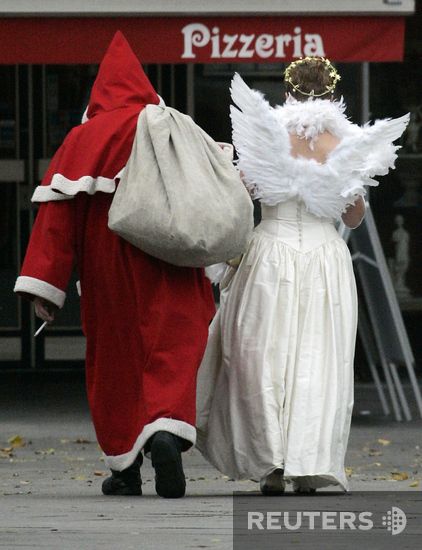 Santas took over the whole world (57 photos)