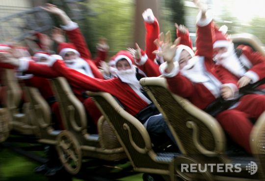 Santas took over the whole world (57 photos)