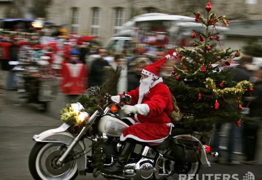 Santas took over the whole world (57 photos)