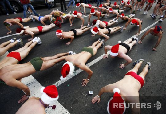 Santas took over the whole world (57 photos)