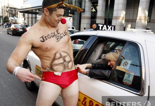 Santas took over the whole world (57 photos)