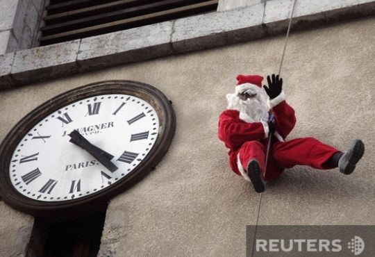 Santas took over the whole world (57 photos)