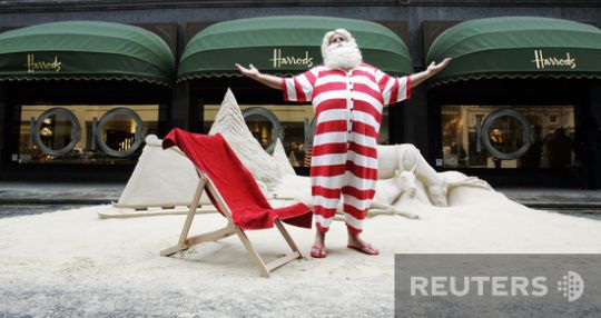 Santas took over the whole world (57 photos)
