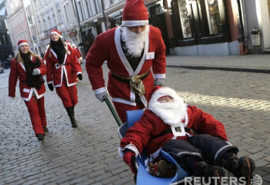 Santas took over the whole world (57 photos)