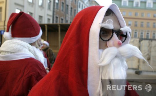 Santas took over the whole world (57 photos)