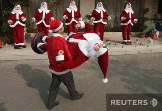 Santas took over the whole world (57 photos)