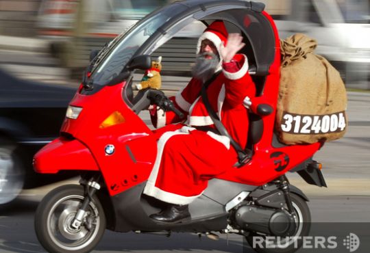 Santas took over the whole world (57 photos)