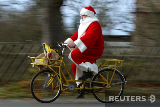 Santas took over the whole world (57 photos)
