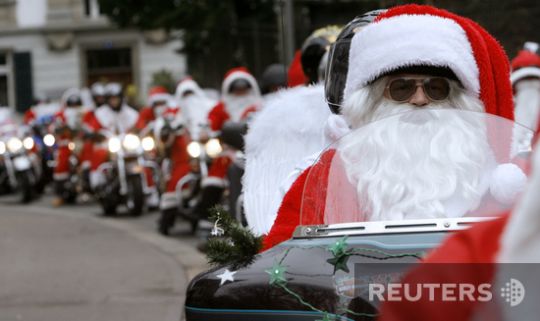 Santas took over the whole world (57 photos)