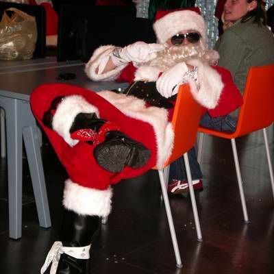 Santas took over the whole world (57 photos)