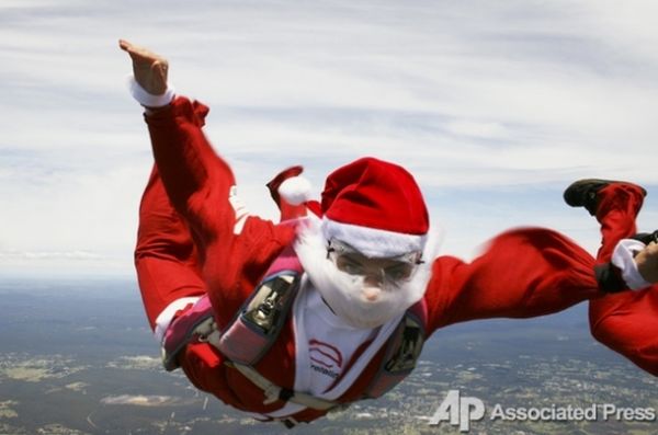Santas took over the whole world (57 photos)