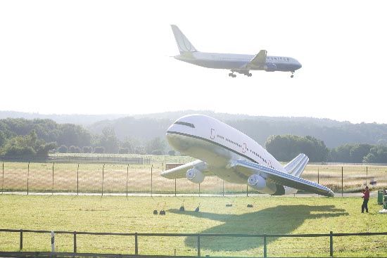 An inflatable plane (42 photos)
