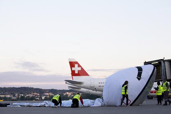 An inflatable plane (42 photos)