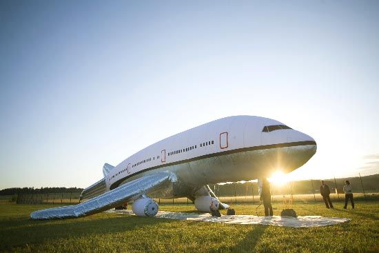 An inflatable plane (42 photos)