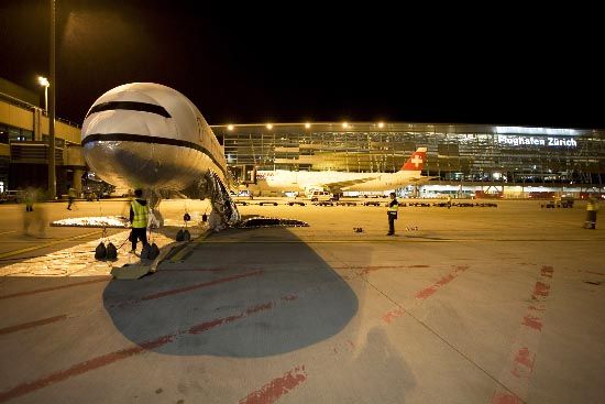 An inflatable plane (42 photos)