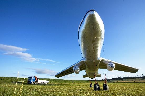 An inflatable plane (42 photos)