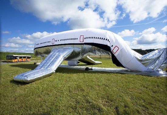 An inflatable plane (42 photos)