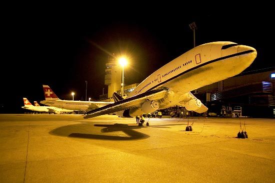 An inflatable plane (42 photos)