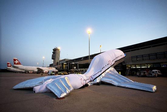An inflatable plane (42 photos)