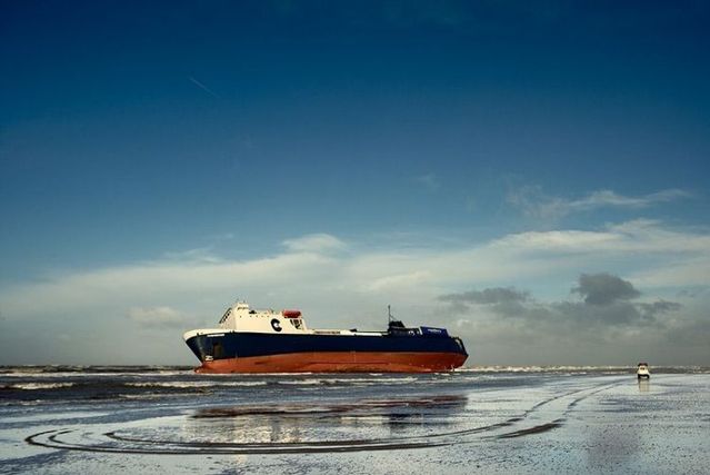 A boat on the shore (9 photos)