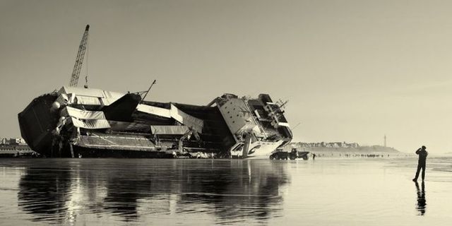 A boat on the shore (9 photos)