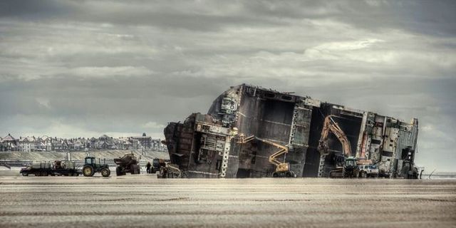 A boat on the shore (9 photos)