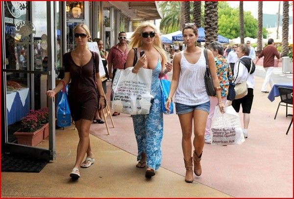 Brooke Hogan with her friends when shopping (5 photos)