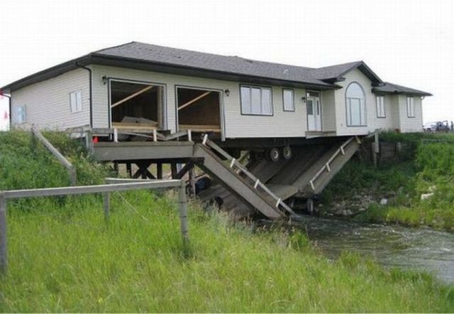 So now what, it will be a « house-bridge »?! (3 photos)