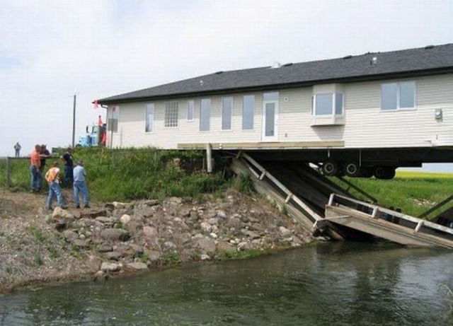 So now what, it will be a « house-bridge »?! (3 photos)