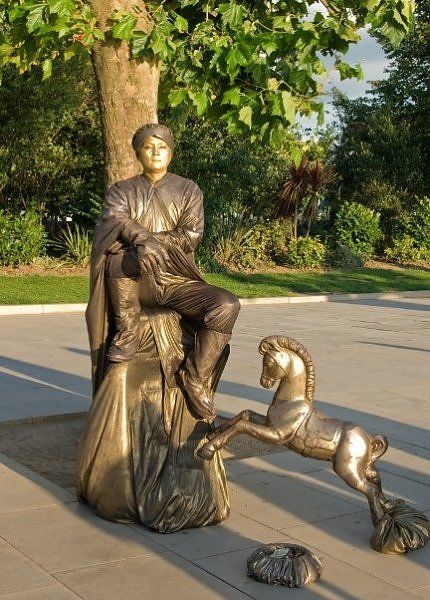 Amazing statues come alive (15 photos)