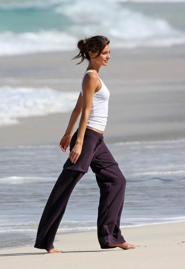 Miranda Kerr went to the beach (13 photos)