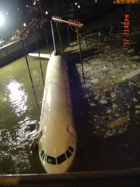 How they called up a plane from Hudson River (21 photos)