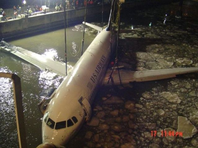 How they called up a plane from Hudson River (21 photos)