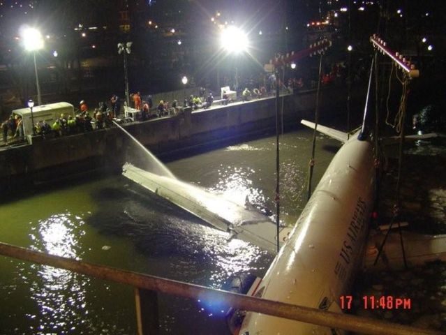How they called up a plane from Hudson River (21 photos)