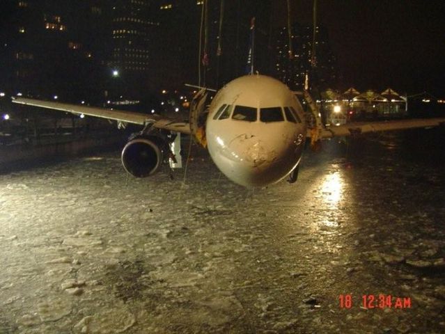 How they called up a plane from Hudson River (21 photos)