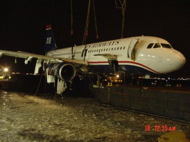 How they called up a plane from Hudson River (21 photos)
