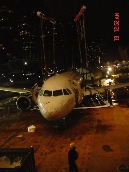 How they called up a plane from Hudson River (21 photos)