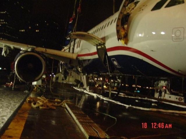 How they called up a plane from Hudson River (21 photos)