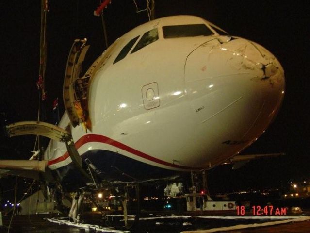 How they called up a plane from Hudson River (21 photos)