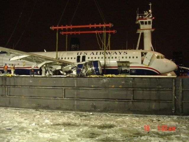 How they called up a plane from Hudson River (21 photos)