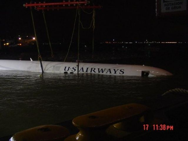 How they called up a plane from Hudson River (21 photos)